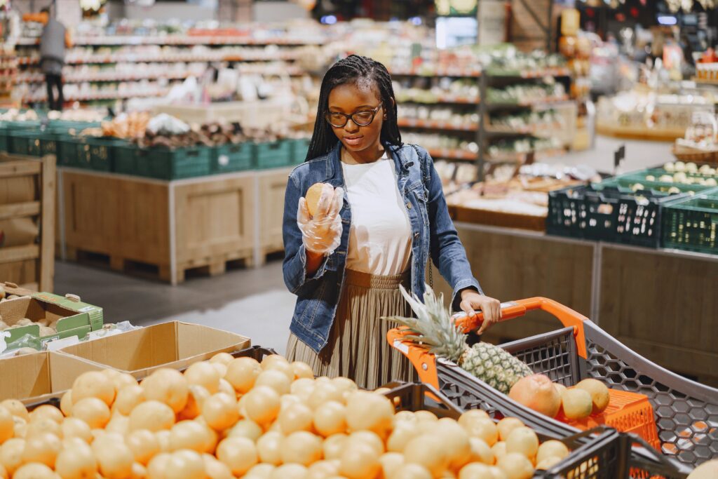 Verse producten uitzoeken in de supermarkt